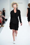 Desfile de Ivan Grundahl — Copenhagen Fashion Week SS16 (looks: americana negra, vestido negro, zapatos de tacón blancos)