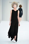 Показ Ivan Grundahl — Copenhagen Fashion Week SS16 (наряды и образы: чёрное платье, белые туфли)