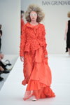 Desfile de Ivan Grundahl — Copenhagen Fashion Week SS16 (looks: americana coral, vestido coral)
