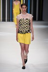 Показ Lala Berlin — Copenhagen Fashion Week SS16 (наряды и образы: желтые шорты, чёрные туфли)