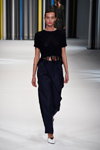 Показ Lala Berlin — Copenhagen Fashion Week SS16 (наряди й образи: чорний топ з бахромою, сіні смугасті брюки, білі туфлі)
