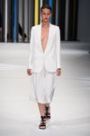 Показ Lala Berlin — Copenhagen Fashion Week SS16 (наряды и образы: белый женский костюм (жакет, юбка), чёрные сандалии)