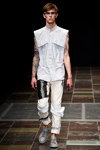 Показ Mardou&Dean — Copenhagen Fashion Week SS16 (наряди й образи: біла сорочка без рукавів, сірі туфлі, білі штани)