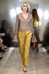 Pokaz Mark Kenly Domino Tan — Copenhagen Fashion Week SS16 (ubrania i obraz: bluzka w kolorze kawa z mlekiem, spodnie złote, blond (kolor włosów))