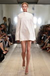 Desfile de Mark Kenly Domino Tan — Copenhagen Fashion Week SS16 (looks: vestido blanco corto, zapatos de tacón plateados)
