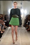 Показ Mark Kenly Domino Tan — Copenhagen Fashion Week SS16 (наряды и образы: зеленая юбка мини, серебряные туфли)