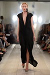 Desfile de Mark Kenly Domino Tan — Copenhagen Fashion Week SS16 (looks: vestido de noche negro)