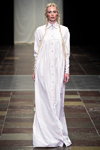 Desfile de Nicholas Nybro — Copenhagen Fashion Week SS16 (looks: vestido camisero de rayas blanco)
