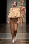 Modenschau von Nicholas Nybro — Copenhagen Fashion Week SS16 (Looks: sandfarbenes Top, braune transparente Hose)
