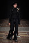 Показ Rebeca Rebeca — Copenhagen Fashion Week SS16 (наряды и образы: чёрная куртка, чёрный топ, чёрные брюки, чёрная шляпа, чёрные сапоги)