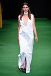 Maria Palm. Modenschau von Saks Potts — Copenhagen Fashion Week SS16 (Looks: weißes Kleid mit Ausschnitt)