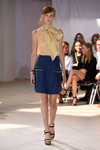 Показ YDE by Ole Yde — Copenhagen Fashion Week SS16 (наряды и образы: песочный прозрачный топ, синяя юбка, чёрные босоножки)