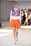 Показ YDE by Ole Yde — Copenhagen Fashion Week SS16 (наряды и образы: белая блуза с принтом, оранжевая юбка мини, белые босоножки)