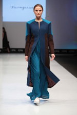 Modenschau von British Higher School of Art&Design — CPM FW15/16 (Looks: bunter Mantel, aquamarines Kleid)