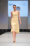Modenschau von British Higher School of Art&Design — CPM FW15/16 (Looks: sandfarbenes Kleid)