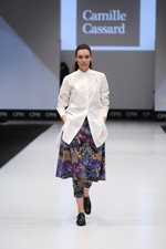 Desfile de Designerpool — CPM FW15/16 (looks: blusa blanca, pantalón con flores)