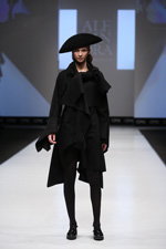Показ Designerpool — CPM FW15/16 (наряди й образи: чорна капелюх, чорне пальто, чорні колготки, чорні туфлі)