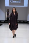 Modenschau von Designerpool — CPM FW15/16 (Looks: auberginefarbenes Kleid, schwarze Pumps)