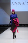 Показ Designerpool — CPM FW15/16 (наряды и образы: шапка цвета фуксии, пальто цвета фуксии, чёрные колготки, чёрные туфли, синее платье)