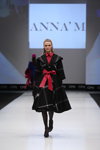 Modenschau von Designerpool — CPM FW15/16 (Looks: rotes Kleid, schwarze Strumpfhose, schwarze Pumps, schwarzer Mantel, roter Gürtel)