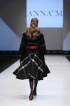 Desfile de Designerpool — CPM FW15/16 (looks: pantis negros, zapatos de tacón negros, abrigo negro, cinturón rojo)
