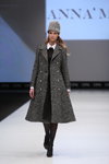 Показ Designerpool — CPM FW15/16 (наряды и образы: серая шапка, чёрные колготки, чёрные туфли, чёрное платье, пальто миди с узором "ёлочка")