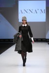 Показ Designerpool — CPM FW15/16 (наряды и образы: серая шапка, чёрные колготки, чёрные туфли, пальто миди с узором "ёлочка")