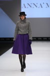 Desfile de Designerpool — CPM FW15/16 (looks: sombrero negro, americana con estampado pata de gallo, vestido violeta, guantes violetas, pantis negros, zapatos de tacón negros)