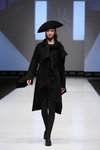 Modenschau von Designerpool — CPM FW15/16 (Looks: schwarze Mütze, schwarzer Mantel, schwarze Strumpfhose, schwarze Pumps)