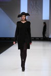 Показ Designerpool — CPM FW15/16 (наряды и образы: чёрная шапка, чёрное пальто, чёрные колготки, чёрные туфли)
