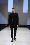Показ Designerpool — CPM FW15/16 (наряди й образи: чорне пальто, чорні чоботи, чорні туфлі, чорні штани)