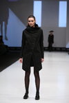 Pokaz Designerpool — CPM FW15/16 (ubrania i obraz: palto czarne, rajstopy czarne, półbuty czarne)