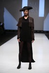 Modenschau von Designerpool — CPM FW15/16 (Looks: schwarze Mütze, schwarze Strumpfhose, braune Jacke, schwarzes Kleid, schwarze Pumps)