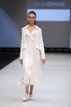 Desfile de Designerpool — CPM FW15/16 (looks: abrigo midi blanco, zapatos de tacón blancos)