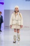 Pokaz Italian kids — CPM FW15/16 (ubrania i obraz: kozaki srebrne, getry białe, kurtka biała, dzianinowa czapka biała)