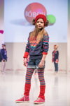 CPM kids FW15/16 (наряди й образи: смугастий різнокольоровий джемпер, джинсові шорти, смугасті різнокольорові колготки, червоні гетри, кросівки кольору фуксії, червона трикотажна шапка)