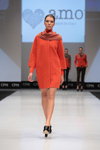 Показ MARISA MONTI & AMO — CPM FW15/16 (наряды и образы: оранжевое пальто, полосатый шарф)