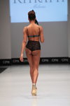 Pokaz bielizny Ritratti Milano — CPM FW15/16 (ubrania i obraz: sandały beżowe, biustonosz czarny, figi czarne)