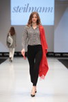 Pokaz Steilmann, UNQ — CPM FW15/16 (ubrania i obraz: kopertówka czerwona, spodnie czarne, pelerynka czerwona, półbuty czarne)