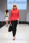 Pokaz Steilmann, UNQ — CPM FW15/16 (ubrania i obraz: bluzka czerwona, torebka czarna, spodnie czarne, półbuty czarne)