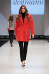 Pokaz Steilmann, UNQ — CPM FW15/16 (ubrania i obraz: palto mini czerwone, spodnie czarne)