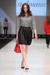 Pokaz Steilmann, UNQ — CPM FW15/16 (ubrania i obraz: spódnica mini plisowan, torebka czerwona, półbuty czarne)