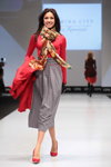 Pokaz Vemina — CPM FW15/16 (ubrania i obraz: spódnica midi szara, pulower czerwony, półbuty czerwone)