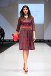 Показ Vemina — CPM FW15/16 (наряды и образы: платье с принтом, красный ремень, красная сумка, красные туфли)