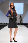 Modenschau von Vemina — CPM FW15/16 (Looks: graues Kleid, schwarze Pumps, schwarze Lederhandschuhe)