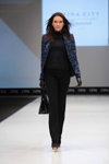Pokaz Vemina — CPM FW15/16 (ubrania i obraz: żakiet w kratę, pulower czarny, spodnie czarne, torebka czarna, skórzane rękawiczki czarne)