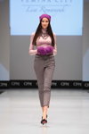 Показ Vemina — CPM FW15/16 (наряди й образи: рожевий джемпер, сірі брюки, чорні туфлі, пурпурна трикотажна шапка, пурпурні рукавиці)