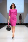 Pokaz Vemina — CPM FW15/16 (ubrania i obraz: sukienka w kolorze fuksji, torebka czarna)