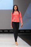 Modenschau von Vemina — CPM FW15/16 (Looks: violettes Kleid, korallenroter Blazer, schwarze Hose, hautfarbener Clutch)