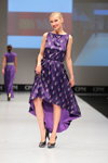 Pokaz Anna Chapman — CPM SS16 (ubrania i obraz: sukienka z nadrukiem fioletowa)